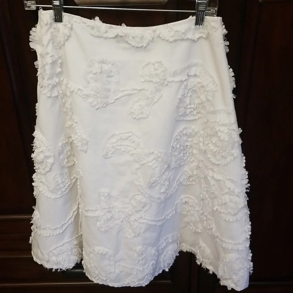 $5 ITEM. White detailed Will's River Co. Skirt. Size 4. MUST BUNDLE - Picture 5 of 8